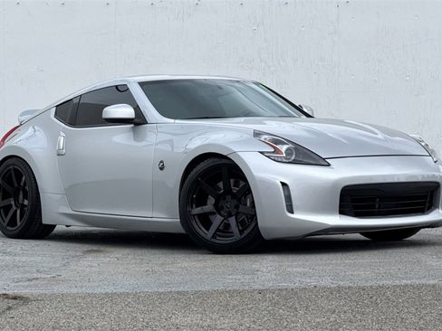 Used 2009 Nissan 370Z Touring w/ Sport Pkg image 2