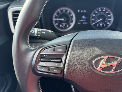 Used 2022 Hyundai Venue Limited image 21