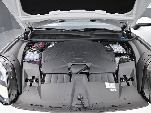 Certified 2025 Porsche Cayenne AWD/4WD image 16