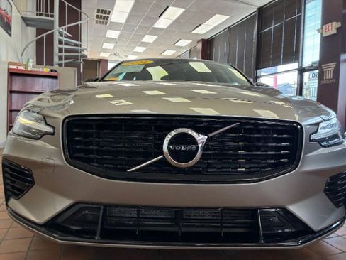 Used 2021 Volvo S60 T8 R-Design Expression image 4