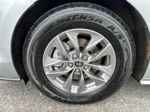 Used 2021 Toyota Sienna XLE image 8