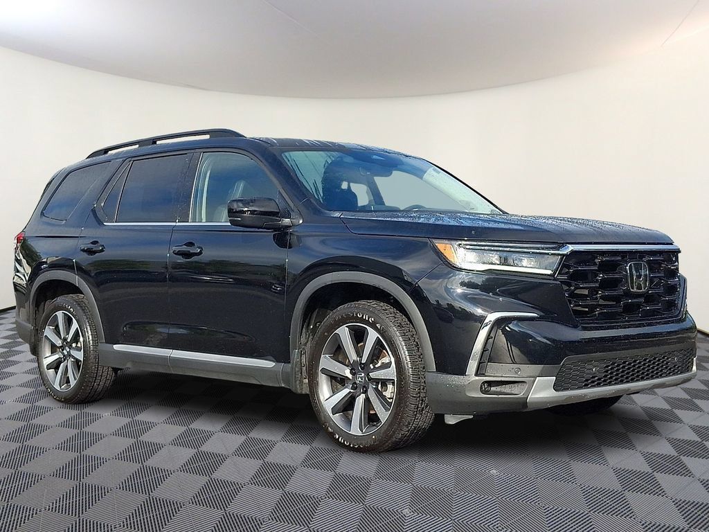 Used 2024 Honda Pilot Touring image 1