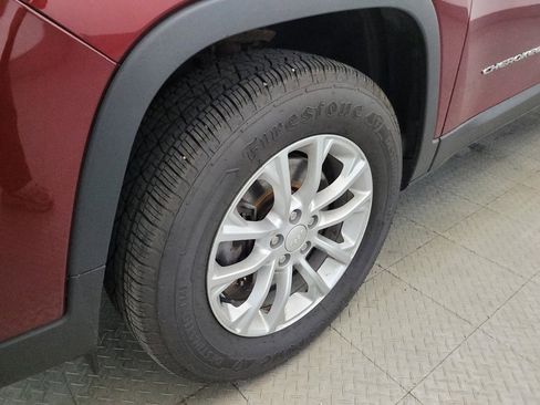 Used 2019 Jeep Cherokee Latitude w/ Cold Weather Group AWD/4WD image 31