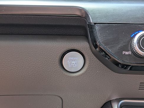 Used 2025 Kia Carnival FWD image 33