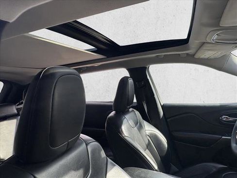 Used 2020 Jeep Cherokee Latitude Plus image 19