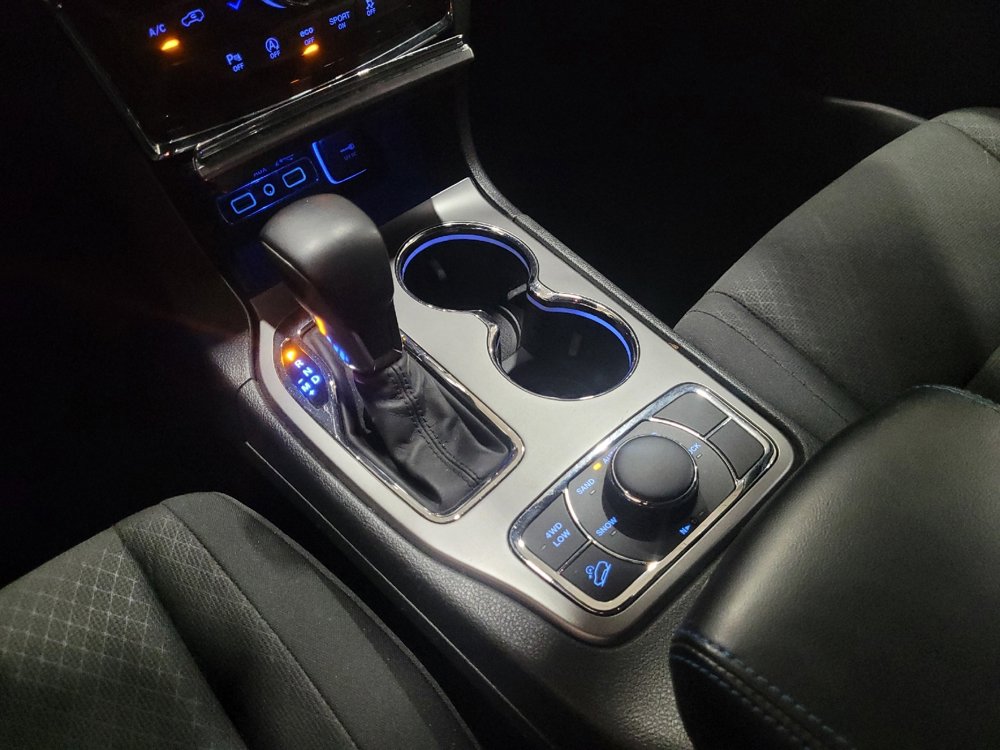 Used 2019 Jeep Grand Cherokee Laredo AWD/4WD image 26
