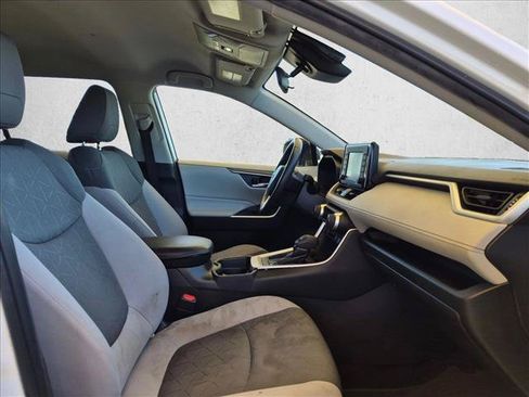 Used 2020 Toyota RAV4 XLE w/ XLE Grade Weather Package FWD image 18