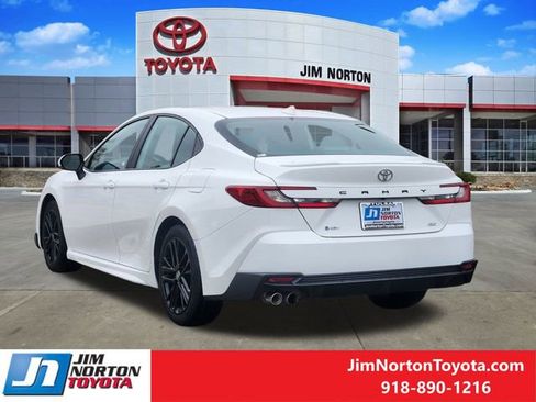 Used 2025 Toyota Camry SE image 7