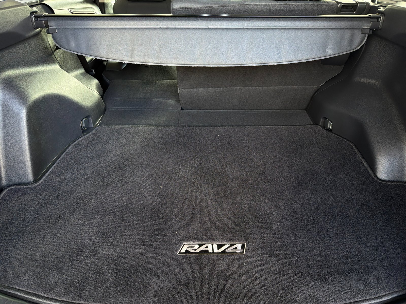 Used 2021 Toyota RAV4 XLE w/ Carpet Mat Package (TMS) AWD/4WD image 14