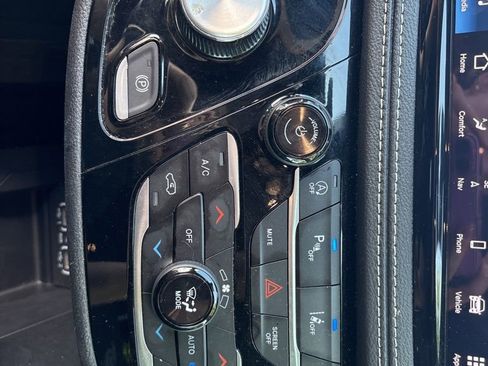 Used 2025 Chrysler Pacifica Limited FWD image 30