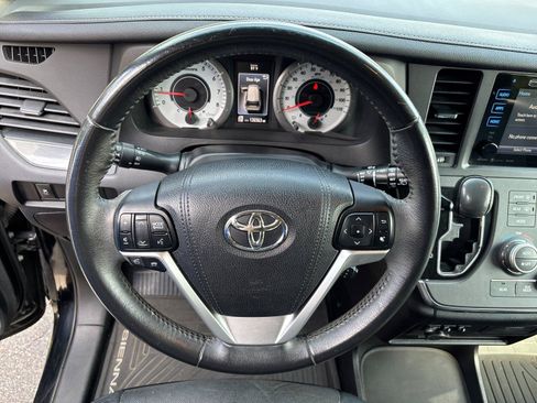 Used 2016 Toyota Sienna SE Premium FWD image 17