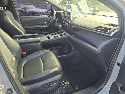 Certified 2022 Toyota Sienna XLE Woodland Edition image 18
