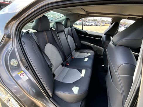 Used 2018 Toyota Camry XLE image 19