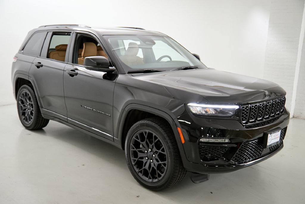 Used 2025 Jeep Grand Cherokee Summit w/ Obsidian Package AWD/4WD image 4