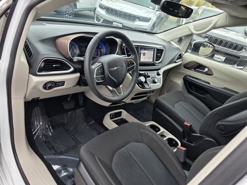 Certified 2023 Chrysler Voyager LX image 10