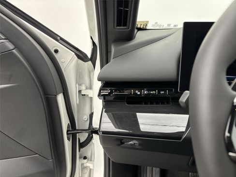 New 2026 BMW 530i xDrive w/ Convenience Package image 31