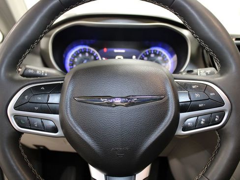 Used 2024 Chrysler Pacifica Touring-L image 42