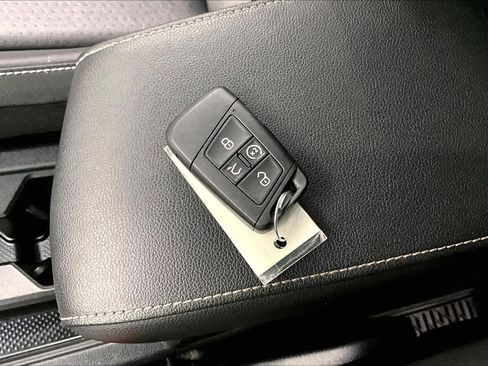 Used 2022 Volkswagen Tiguan SE R-Line image 14