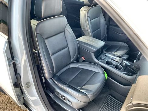 Used 2023 Chevrolet Traverse Premier FWD image 29