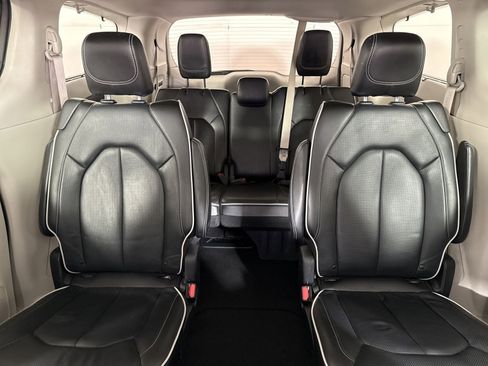 Used 2022 Chrysler Pacifica Limited FWD image 25