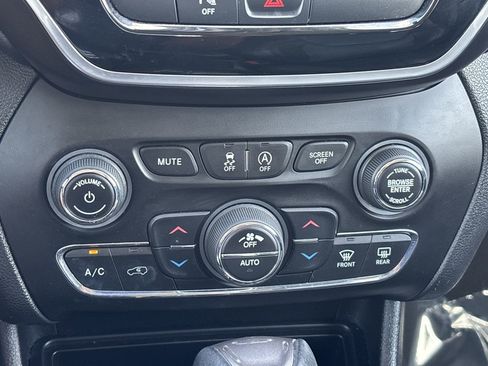 Used 2019 Jeep Cherokee Limited FWD image 22