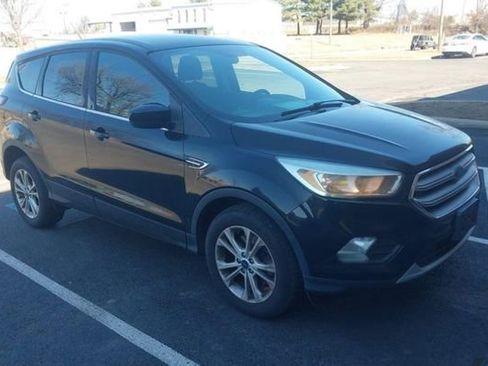 Used 2017 Ford Escape SE image 2