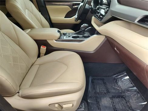 Used 2022 Toyota Highlander Platinum image 28