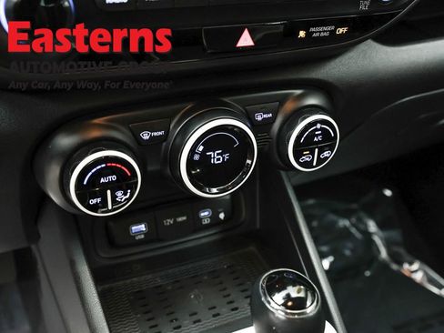 Used 2023 Hyundai Venue Limited image 21