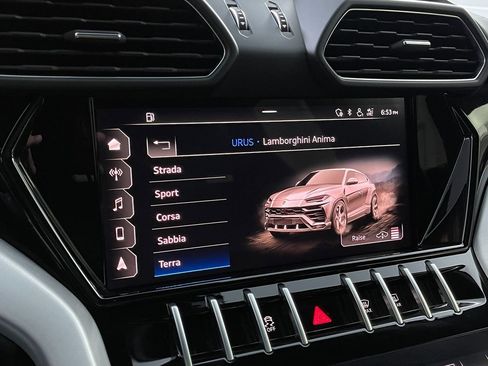 Used 2021 Lamborghini Urus image 39