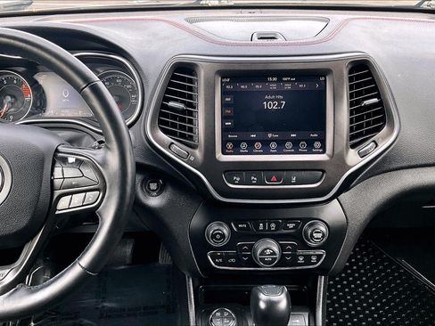Used 2019 Jeep Cherokee Trailhawk AWD/4WD image 6