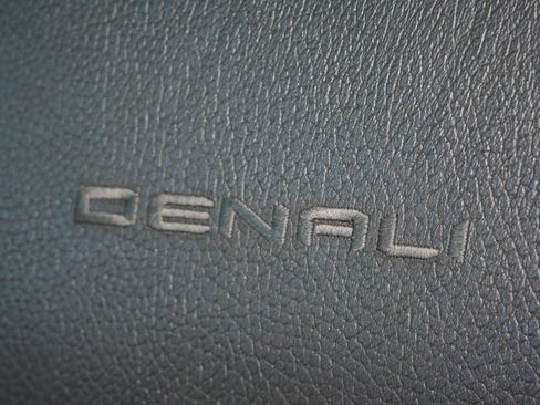 Used 2021 GMC Yukon Denali w/ Denali Premium Package AWD/4WD image 18