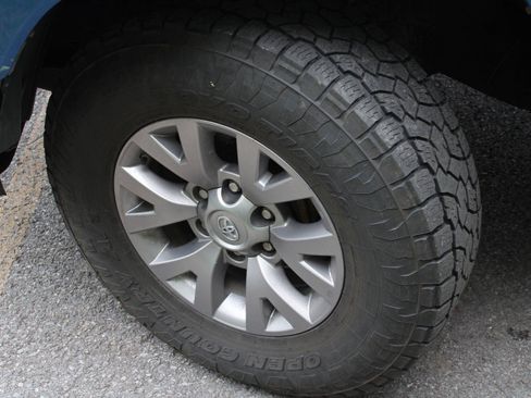 Used 2018 Toyota Tacoma SR5 AWD/4WD image 16