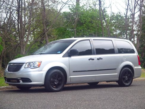 Used 2011 Chrysler Town & Country Touring FWD image 1