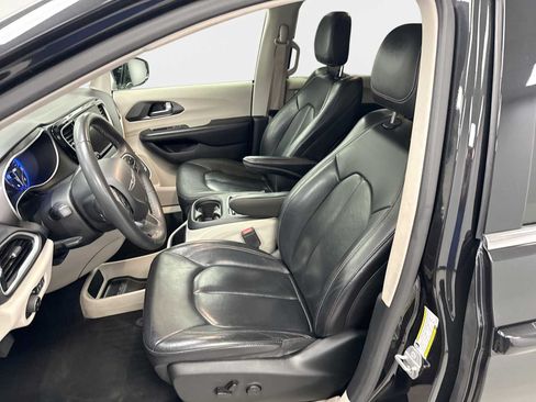 Used 2022 Chrysler Pacifica Touring-L FWD image 13