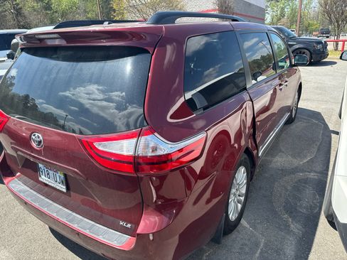 Used 2017 Toyota Sienna XLE w/ XLE Navigation Package image 4