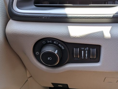 Used 2023 Chrysler Pacifica Touring-L FWD image 26