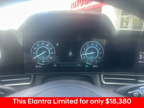 Used 2022 Hyundai Elantra Limited image 24