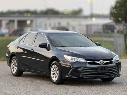Used 2015 Toyota Camry LE FWD image 1