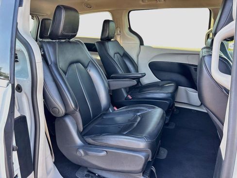 Used 2023 Chrysler Pacifica Touring-L FWD image 27