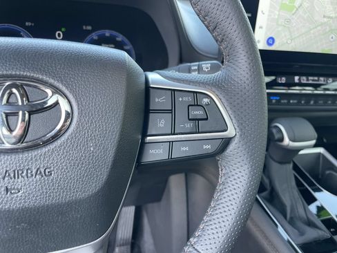 Used 2025 Toyota Sienna Limited AWD/4WD image 19