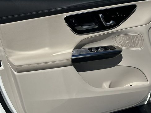 Certified 2024 Mercedes-Benz GLC 300 image 11