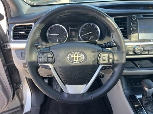 Used 2019 Toyota Highlander XLE FWD image 17