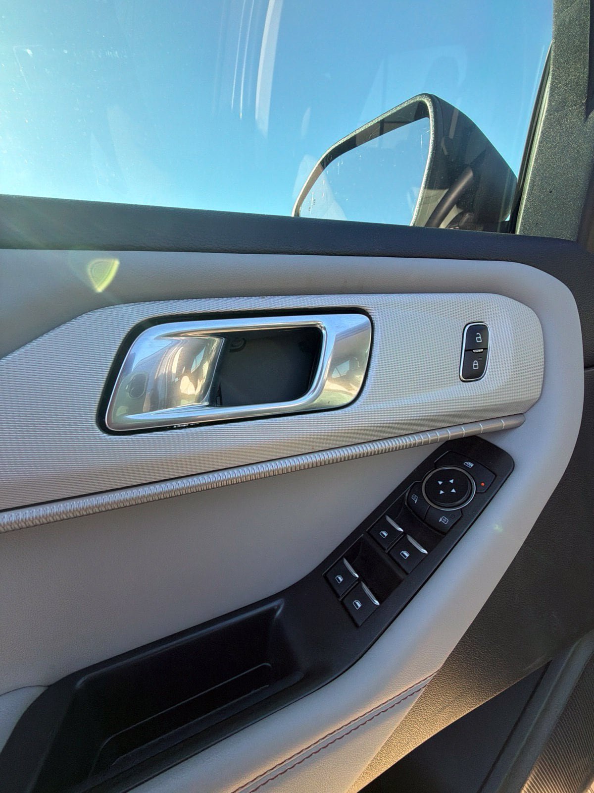 Used 2025 Ford Explorer Active w/ Active Comfort Package RWD image 9