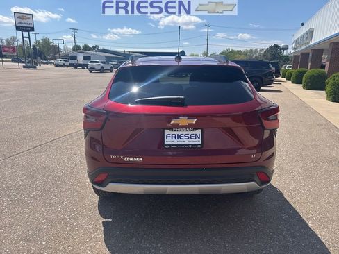 Used 2024 Chevrolet Trax LT w/ Driver Confidence Package FWD image 4