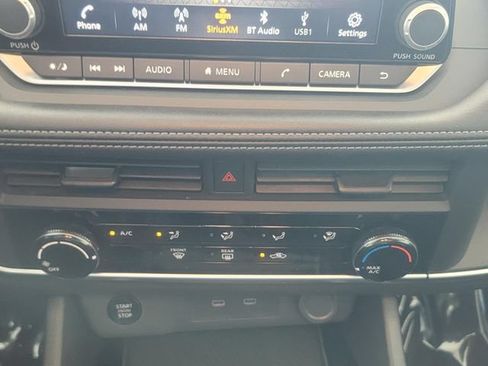 Used 2024 Nissan Rogue S FWD image 27