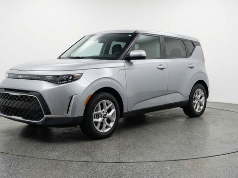 Used 2025 Kia Soul LX w/ LX Technology Package image 3