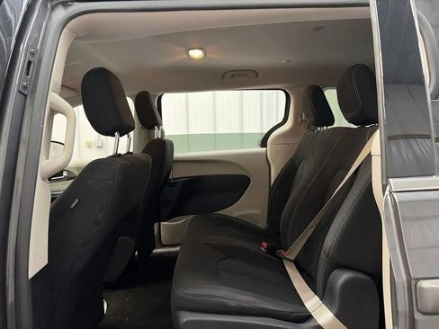 Used 2021 Chrysler Voyager L FWD image 12