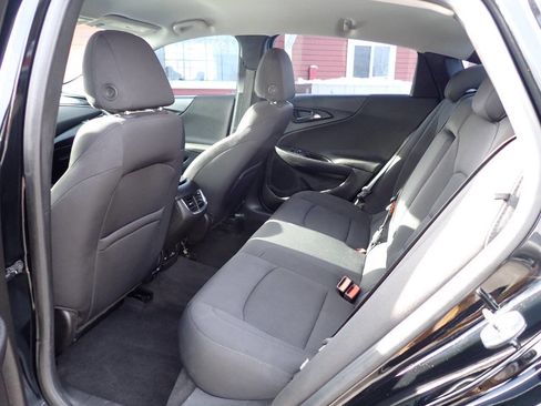 Used 2017 Chevrolet Malibu LT image 9