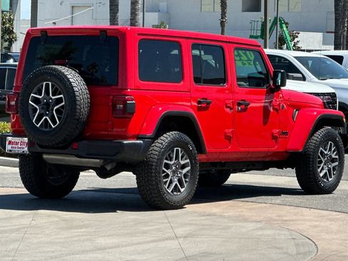 Used 2025 Jeep Wrangler Unlimited Sahara AWD/4WD image 4