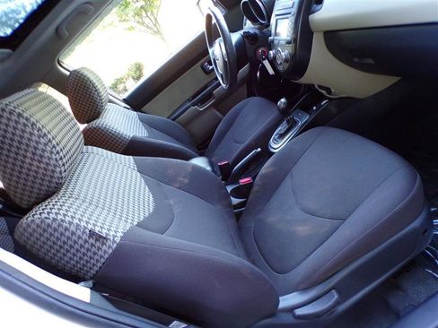 Used 2012 Kia Soul ! FWD image 25